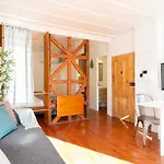 Charming Balcony Flat With Air Conditioner!