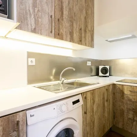 Charming Balcony Flat With Air Conditioner! شقة