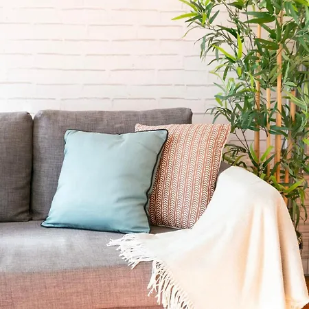 شقة Charming Balcony Flat With Air Conditioner!