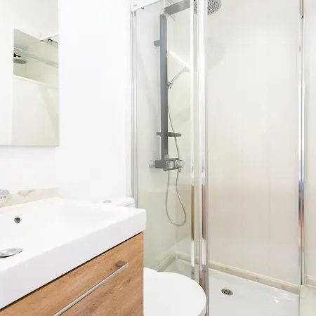 Charming Balcony Flat With Air Conditioner! Apartamento *