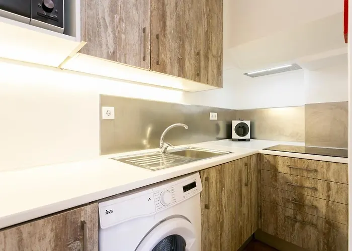 Charming Balcony Flat With Air Conditioner! Apartment