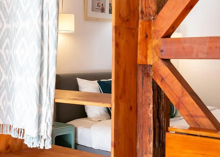 Charming Balcony Flat With Air Conditioner! Apartment