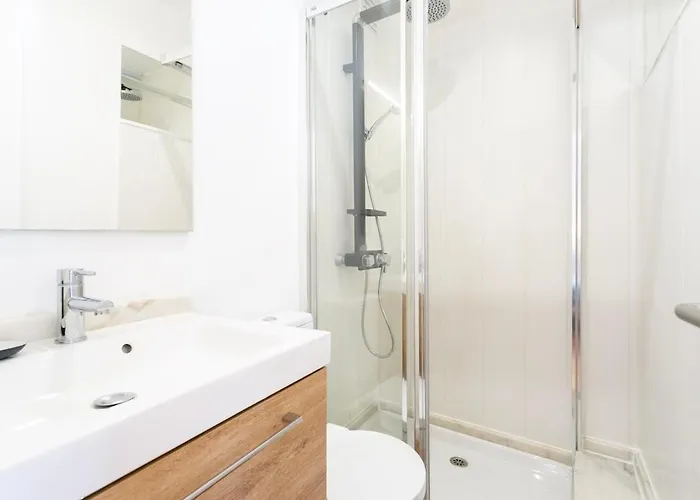 Charming Balcony Flat With Air Conditioner! Apartment *