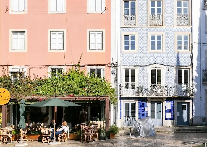 Apartment Charming Balcony Flat With Air Conditioner!