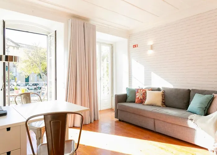 Charming Balcony Flat With Air Conditioner! Apartment *