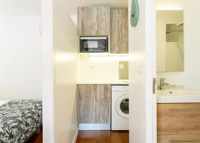 Charming Balcony Flat With Air Conditioner! Apartment