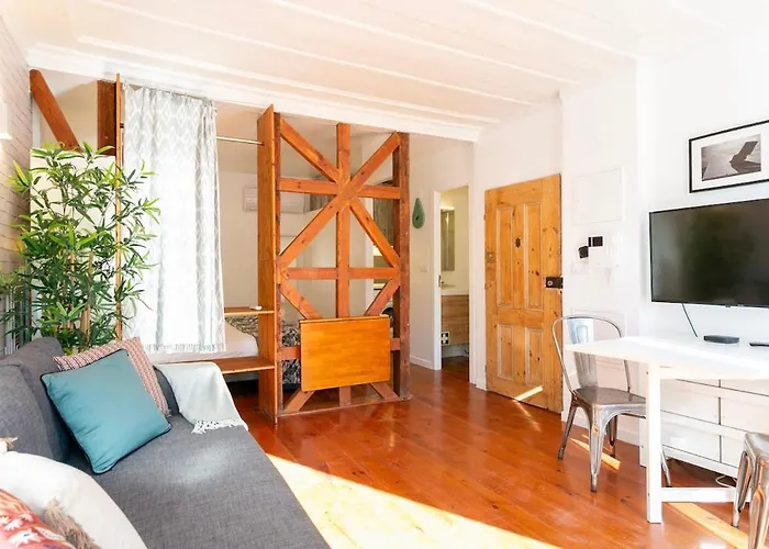 Charming Balcony Flat With Air Conditioner!