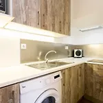 Charming Balcony Flat With Air Conditioner! Διαμέρισμα