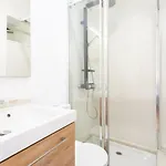 Charming Balcony Flat With Air Conditioner! Διαμέρισμα *