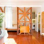 Charming Balcony Flat With Air Conditioner! Διαμέρισμα